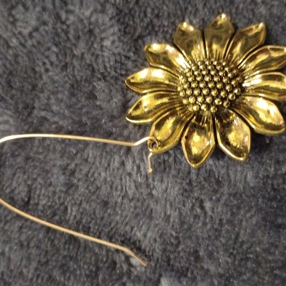 NWOT Goldtone Sunflower Dangle Earrings (RFL) - Picture 3 of 3